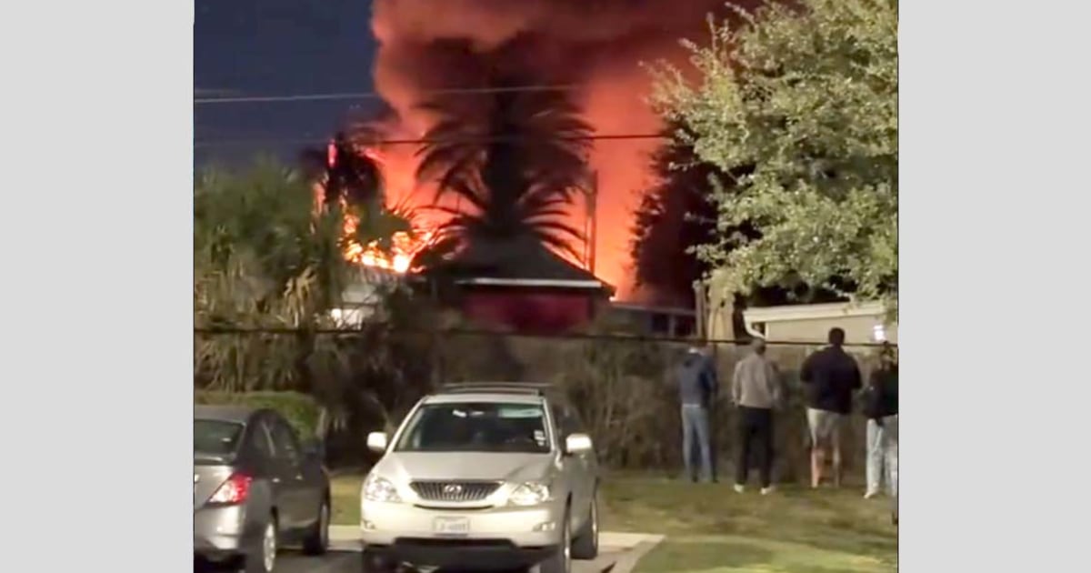 Deaths reported after small plane crashes into Florida mobile home park