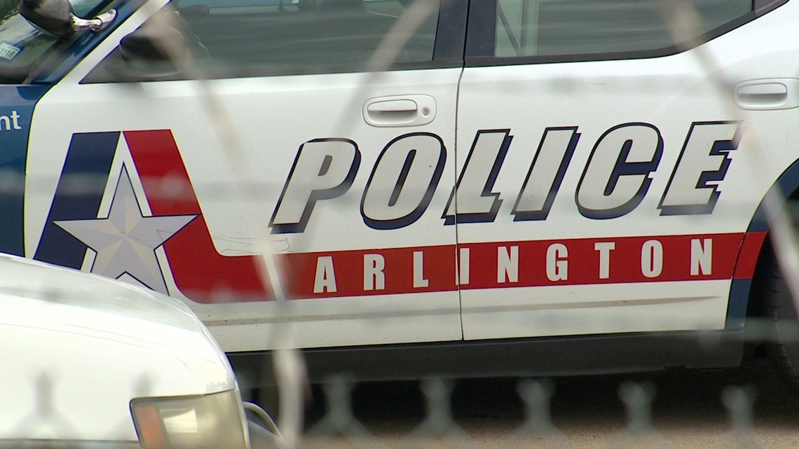 U.S. Marshals looking for Arlington triple murder suspect