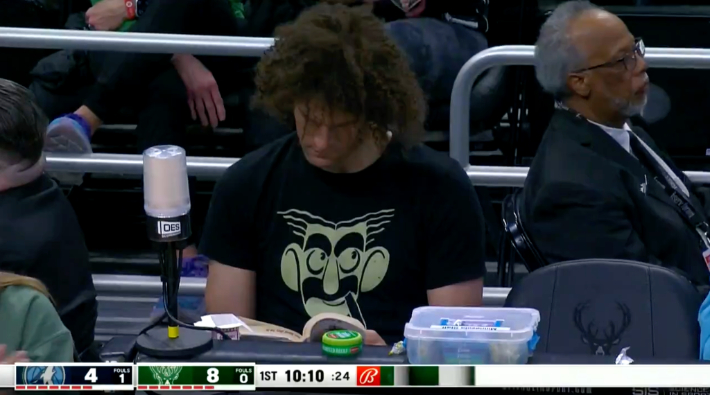 Robin Lopez Went To Wolves-Bucks And Read A Book After Trade
